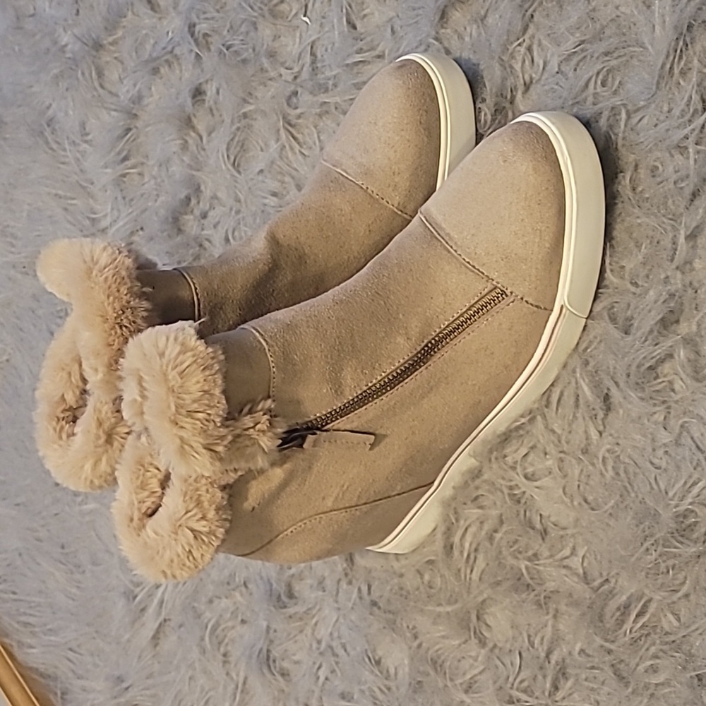 Sugar Memory Foam Wesged Boots Size 9